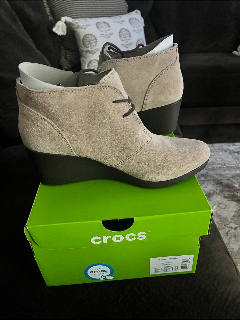 Crocs Leigh Suede Wedge Shootie 9.5